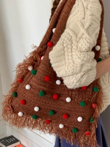 Sac fourre-tout en tricot marron avec pompons colorés et franges pour l'automne