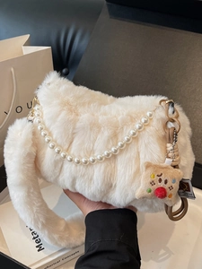 Sac bandoulière en peluche blanche avec chaîne perles et breloque biscuit pour l'automne