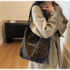 Détail du sac cabas en toile léopard et denim bleu avec inscription Bonne Jour brodée