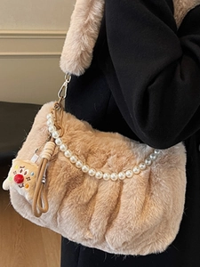 Sac à bandoulière en peluche beige avec chaîne de perles et texture douce en fausse fourrure