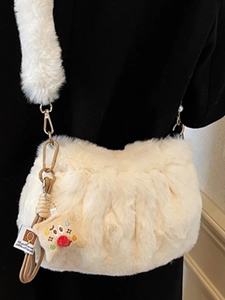 Sac à bandoulière en peluche crème avec fausse fourrure douce et pendentif étoile