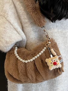 Sac à bandoulière en peluche marron avec chaîne en perles et breloque biscuit
