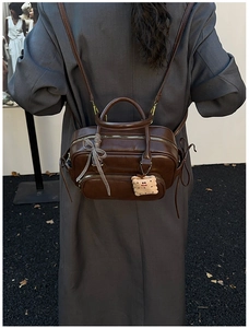 Détail du sac à dos en simili cuir marron avec pendentif en peluche et bretelles