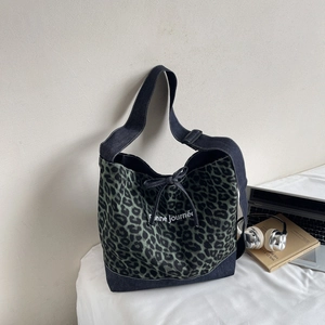 Détail du sac cabas léopard avec nœud papillon et texte Bonne Journée en décor quotidien