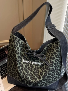 Sac à bandoulière chic en toile léopard et denim avec broderie Bonne journée élégante
