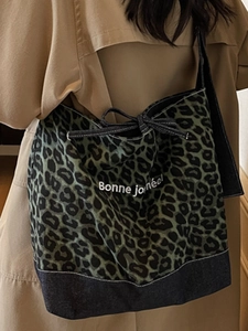 Sac fourre-tout à motif léopard avec base en denim bleu et imprimé Bonne journée