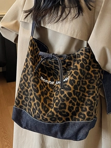 Sac fourre-tout chic imprimé léopard avec patchwork de denim et broderie élégante