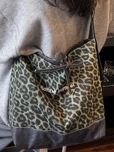 Sac fourre-tout en toile à imprimé léopard vert avec texte Bonne journée porté à l'épaule