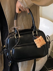 Grand sac à main décontracté noir avec détails dorés et breloque peluche
