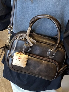 Sac à main rétro marron foncé en cuir PU de grande capacité avec bandoulière et charme