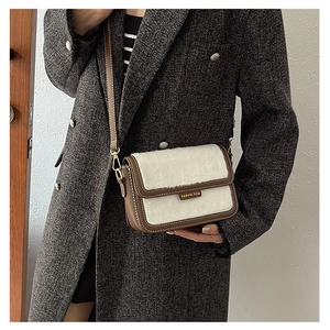 Détail du sac Kaavia avec empiècement en fausse fourrure et bandoulière réglable