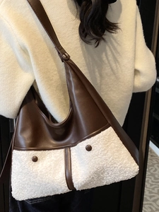 Minimalist vintage hobo tote bag in brown leather and white faux fur for autumn winter