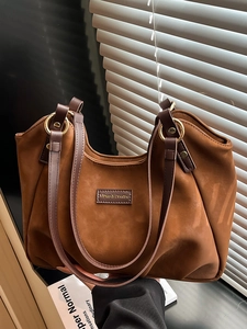 Borsa tote leopardata da donna in elegante pelle scamosciata marrone con sottili tracolle