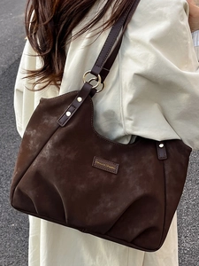 Borsa a spalla marrone in finta pelle scamosciata con logo dorato e fondo a pieghe