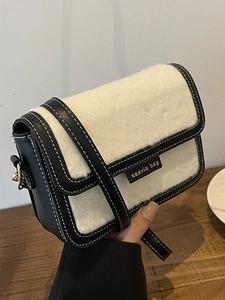 Sac carré élégant contrasté noir et blanc en fausse fourrure avec bandoulière