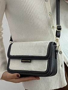 Sac bandoulière carré élégant contrasté noir et blanc avec fausse fourrure et cuir