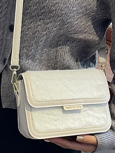 Sac bandoulière en cuir PU beige avec rabat en fausse fourrure blanche et boucles