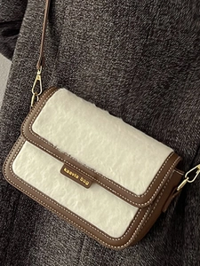 Sac bandoulière élégant en fausse fourrure bicolore avec bordure en cuir marron et doré