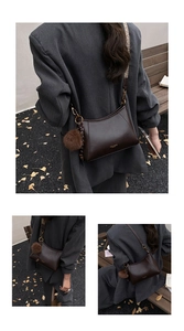 Detail der dunkelbraunen Retro-Schultertasche mit Plüschball-Anhänger und Webriemen
