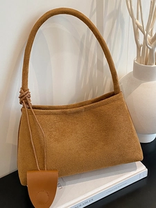 Minimalistische braune Wildleder-Schultertasche mit Knotendetail und Lederanhänger