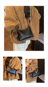 Detail der schwarzen PU-Leder Eimertasche mit goldenem Logo und braunem Pelz-Anhänger