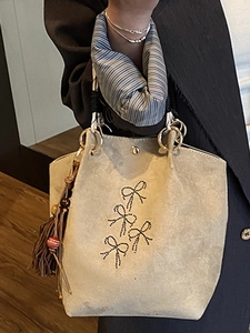 Minimalistische beige suède emmertas met striknagels en kwastje voor dames