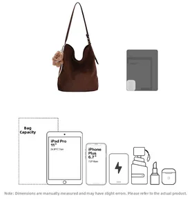 Détail montrant la grande capacité du sac seau en daim pour iPad Pro 11 pouces et téléphone