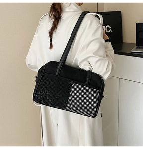 Détail du patchwork élégant en strass noirs et argentés sur un sac à bandoulière