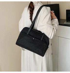 Vue détaillée d'un sac cabas noir avec texture cloutée et bandoulières professionnelles