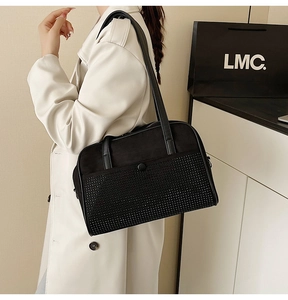 Détail du sac à bandoulière noir avec patchwork de matières mates et strass scintillants