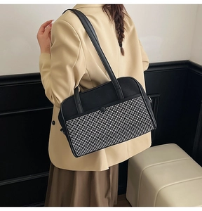 Détail d'un sac cabas en cuir noir élégant avec strass brillants et fines bretelles