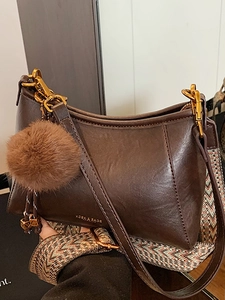 Französische Retro Schultertasche in Dunkelbraun mit gewebtem Gurt und Pompons
