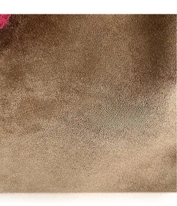 Détail rapproché du daim synthétique brun montrant la texture mate et la qualité durable