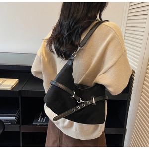 Détail du sac hobo en daim noir avec lanière en cuir et boucle argentée en intérieur