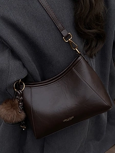 Französische Vintage Hobo-Tasche in Dunkelbraun mit Plüschball-Anhänger auf Mantel