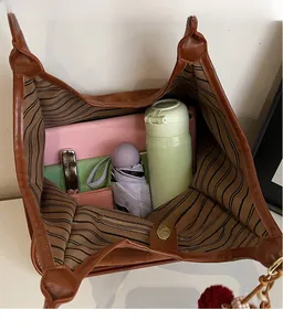 Vue intérieure du cabas marron montrant sa grande capacité pour tablette et accessoires