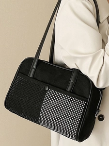 Sac fourre-tout noir tendance avec patchwork de strass et texture daim sur mannequin