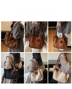 Grands sacs cabas en léopard, marron, noir et beige avec des breloques en peluche douces