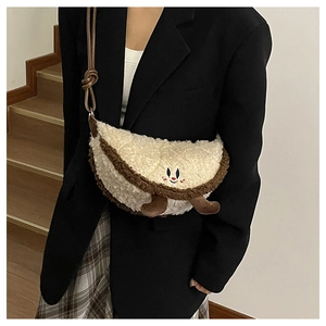 Detail van de pluche halve maan crossbodytas met bruine leren riem gedragen door een model