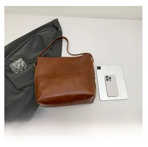 Detailansicht einer großen braunen Ledertasche mit geräumigem Innenfach von oben