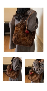 Détail du grand sac cabas en daim léopard avec accessoires de pompons rouges décoratifs