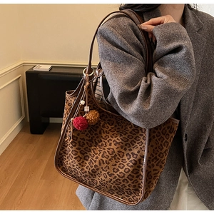 Sac seau chic imprimé léopard avec texture suédine et bijou de sac à pompons