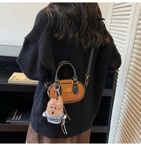 Mini borsa Boston in camoscio marrone con ciondolo a cucciolo e manici in pelle nera