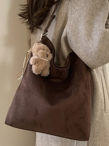 Grand sac seau en daim marron avec pendentif ours pour un style rétro et décontracté
