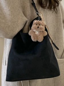 Sac seau minimaliste en daim noir avec pendentif ours en peluche mignon pour femmes