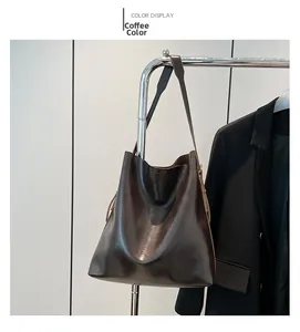 Detailansicht der großen kaffeebraunen Tote-Tasche aus glänzendem PU-Leder