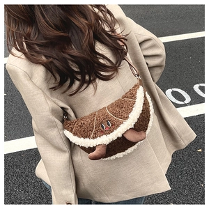 Detail van de pluche crossbodytas met schattig borduursel op straatachtergrond
