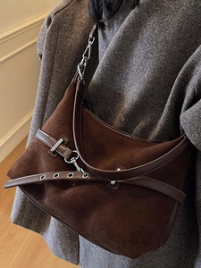 Sac bandoulière rétro marron foncé en daim avec boucle argentée et grande capacité