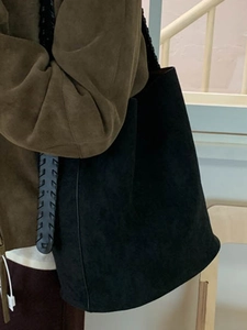 Grand sac cabas minimaliste en daim noir avec bandoulière tissée pour la mode quotidienne