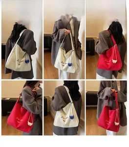Modèle portant un grand sac fourre-tout en toile imprimé 1987 dans diverses poses